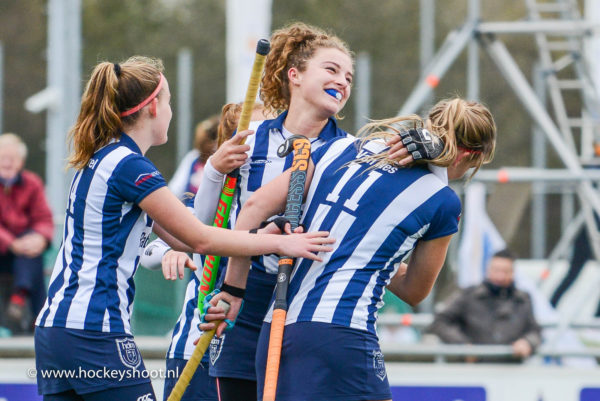Nina van der Marel, Julia Verschoor en Pien van Nes van hdm vieren een treffer tegen Bloemendaal