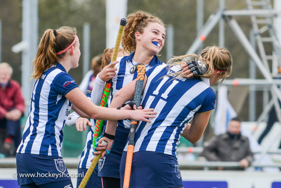 Nina van der Marel, Julia Verschoor en Pien van Nes van hdm vieren een treffer tegen Bloemendaal