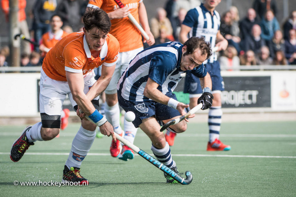 Tim Swaen van Bloemendaal in strijd met Pieter van Straaten van hdm.