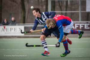 Rick van den IJssel (hdm) in de clinch met Friso Liezenberg (SCHC)