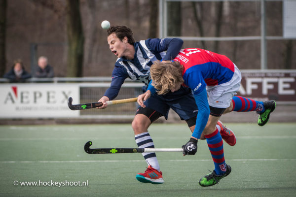 Rick van den IJssel (hdm) in de clinch met Friso Liezenberg (SCHC)