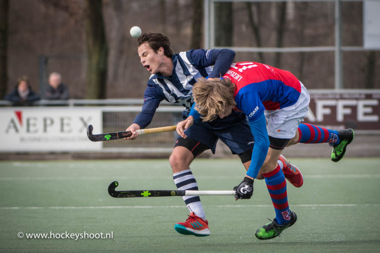 Rick van den IJssel (hdm) in de clinch met Friso Liezenberg (SCHC)