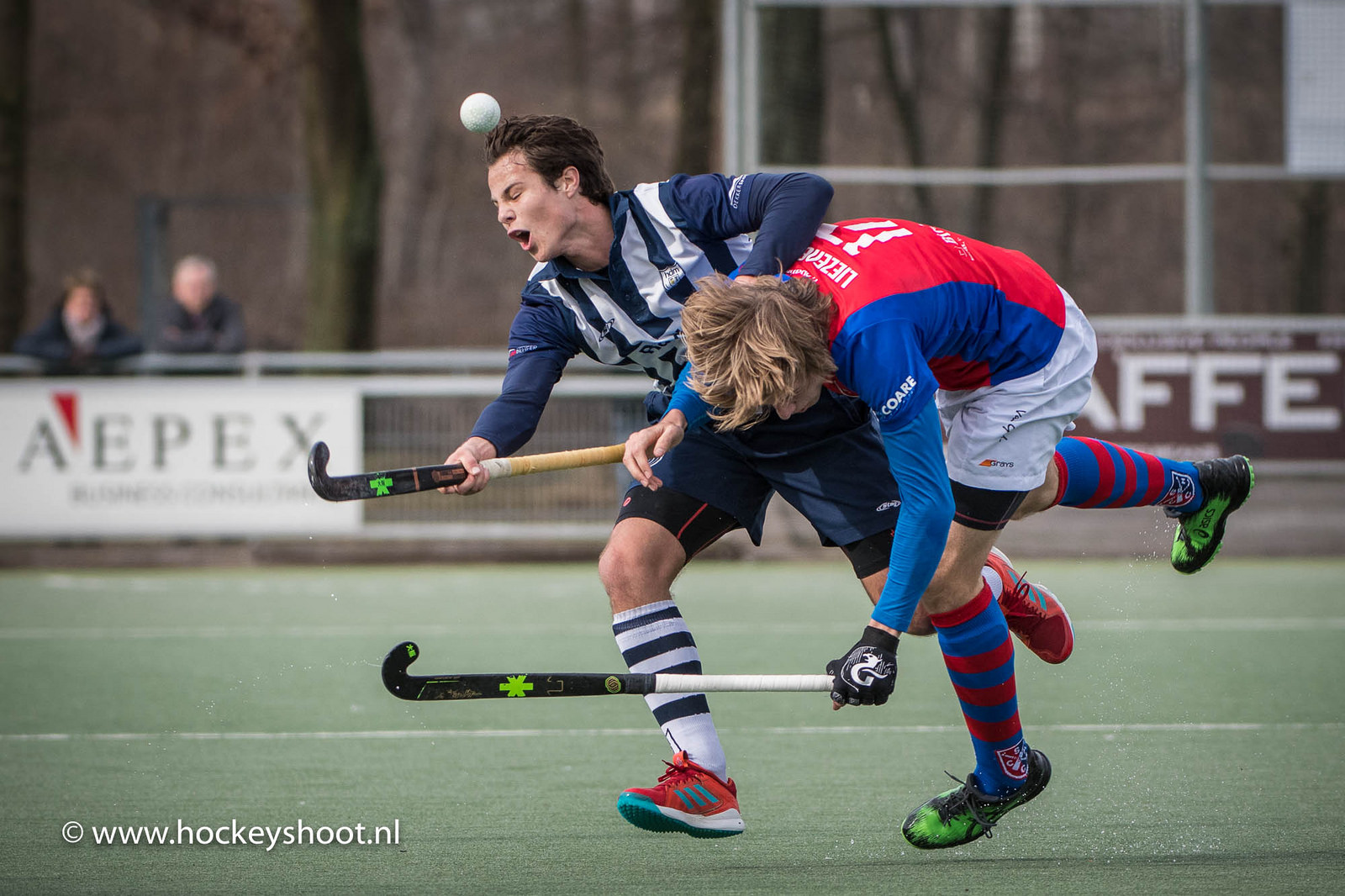 Rick van den IJssel (hdm) in de clinch met Friso Liezenberg (SCHC)