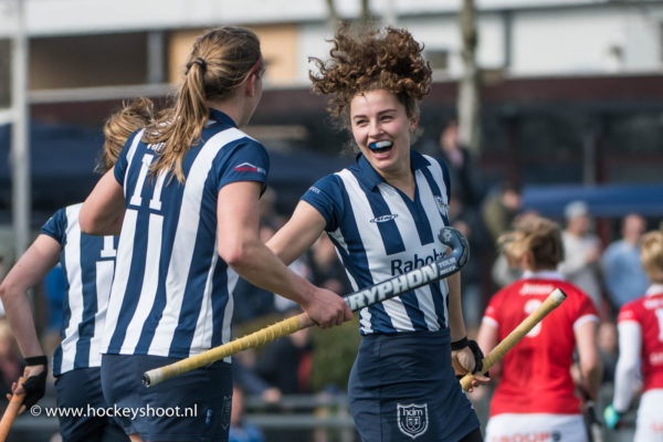 Julia Verschoor van hdm is blij na het scoren