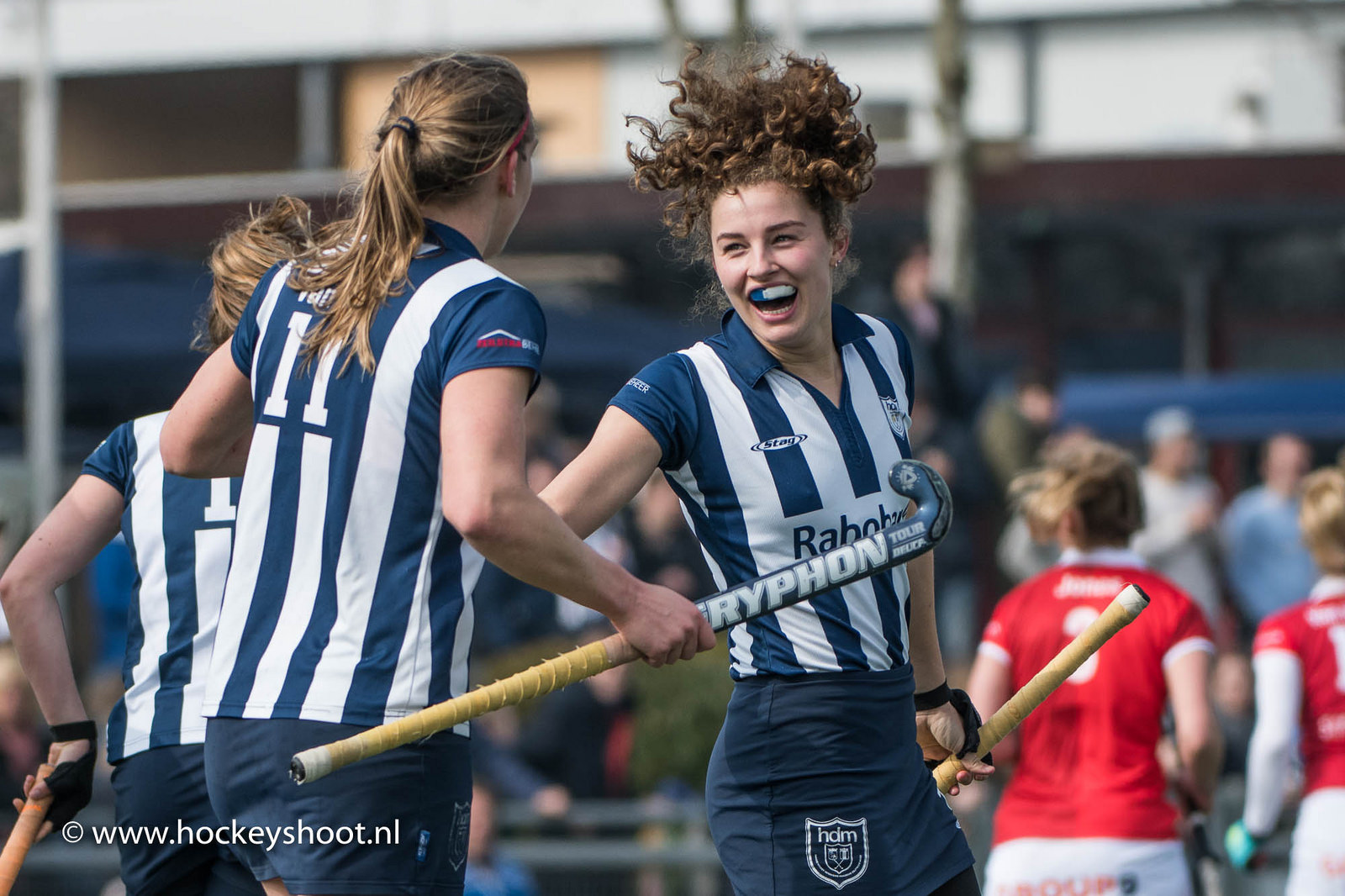 Julia Verschoor van hdm is blij na het scoren
