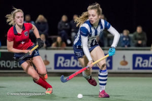 Elin van Erk van Laren zit Dominique de Vries van hdm op de hielen.