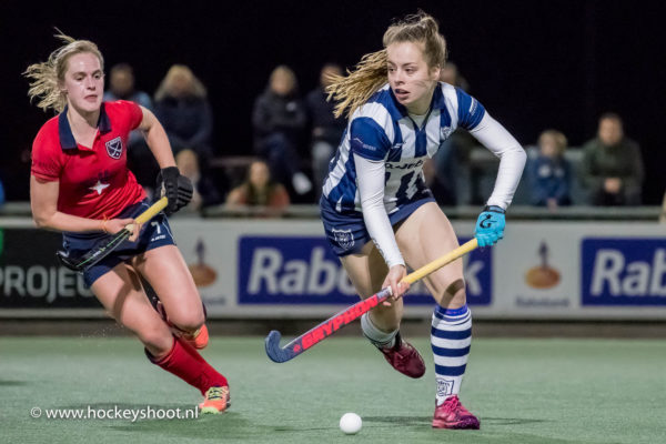 Elin van Erk van Laren zit Dominique de Vries van hdm op de hielen.