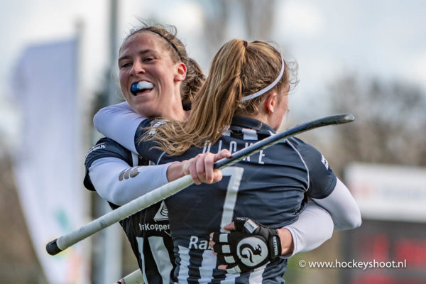 Pien van Nes en Pien Dicke vieren de 2-1 tegen Laren
