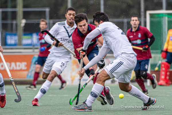 Marlon Landbrug en Alexander Hendrickx (Pinoké) in strijd met Nico Keenen (Klein Zwitserland)