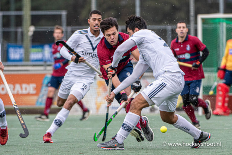 Marlon Landbrug en Alexander Hendrickx (Pinoké) in strijd met Nico Keenen (Klein Zwitserland)