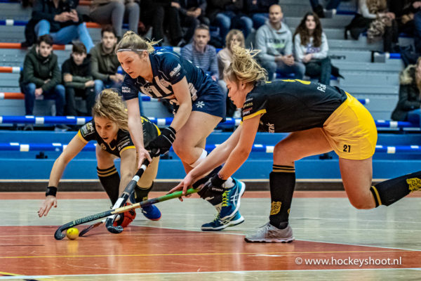 (L-R) Noor Omrani (Den Bosch #20), Tessa Clasener (hdm #5) en Imme van der Hoek (Den Bosch #21)