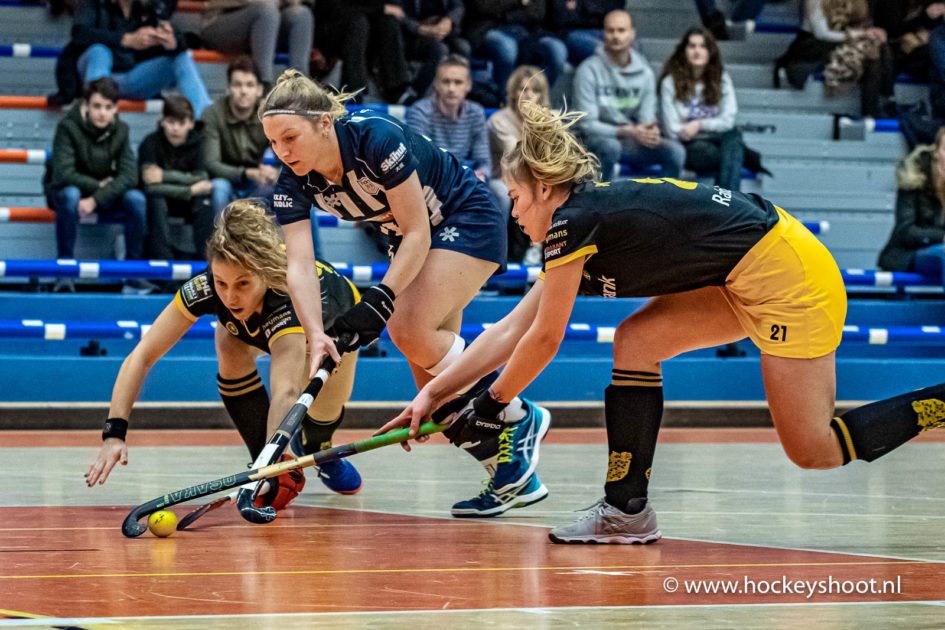 (L-R) Noor Omrani (Den Bosch #20), Tessa Clasener (hdm #5) en Imme van der Hoek (Den Bosch #21)