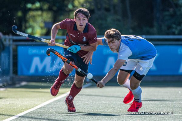 (L-R) Max Kapaun (Klein Zwitserland #3) en Roderic Schwirtz (Hurley #23)