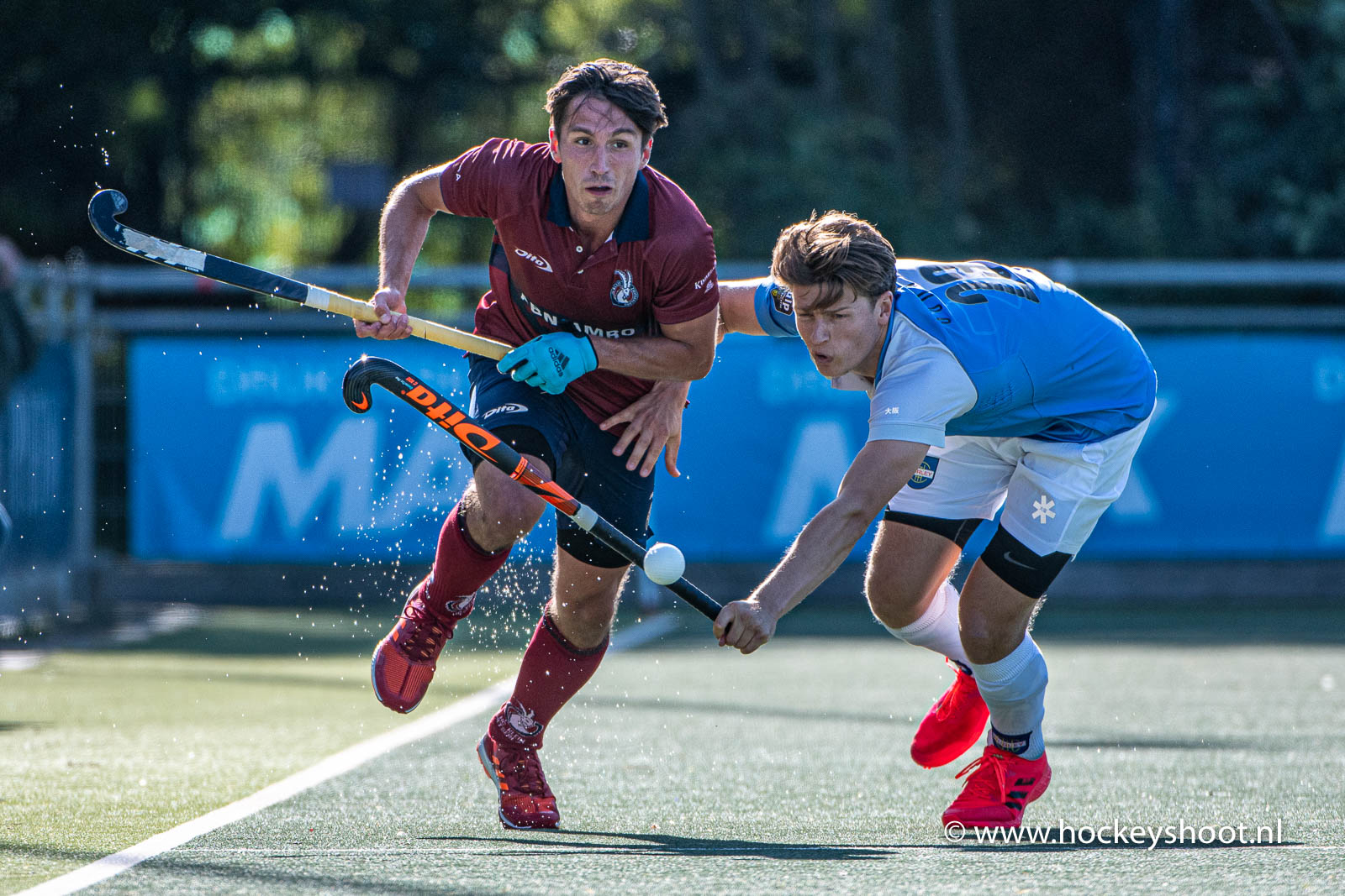 (L-R) Max Kapaun (Klein Zwitserland #3) en Roderic Schwirtz (Hurley #23)