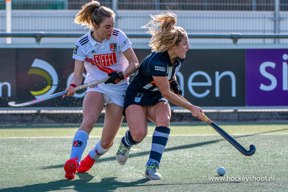 21-02-2021: Hockey: HDM D1 v Amsterdam D1: Den Haag Hockey Hoofdklasse dames 2021 (L-R) Freeke Moes (Amsterdam #15) en Ashley Hoffman (hdm #22)