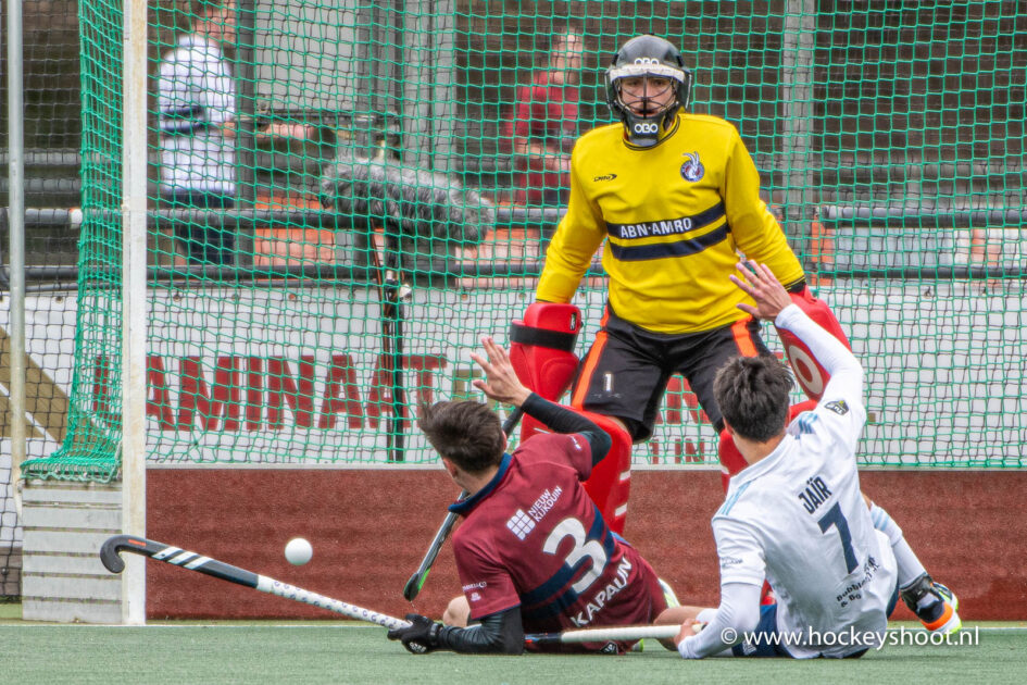 (L-R) Max Kapaun (Klein Zwitserland #3) en Jair van der Horst (Tilburg #7) voor het doel van Koene Schaper (Keeper Klein Zwitserland #1)